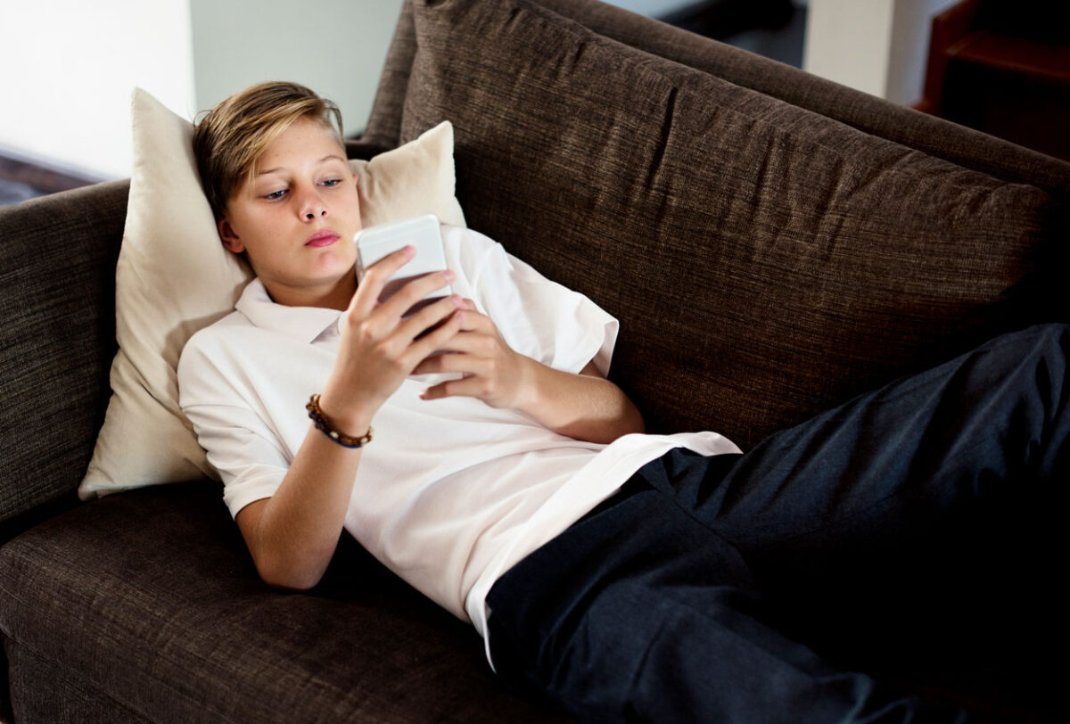 Подросток лежит на диване